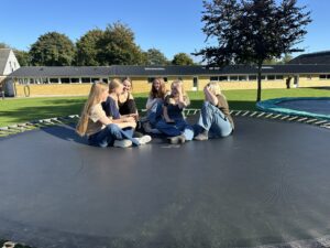 Piger på trampolin